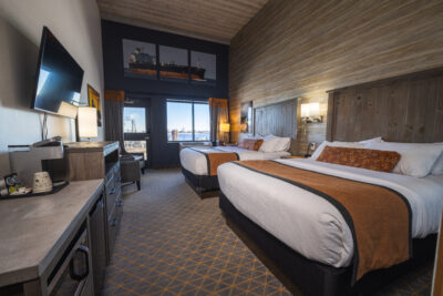 twoqueenpatioroom pierbresort duluthmn (1)