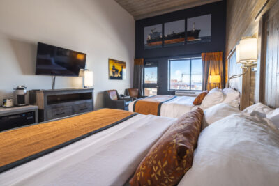 twoqueenpatioroom pierbresort duluthmn (2)